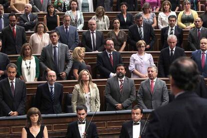 Minuto de silencio en el hemiciclo en homenaje a las víctimas del terrorismo.