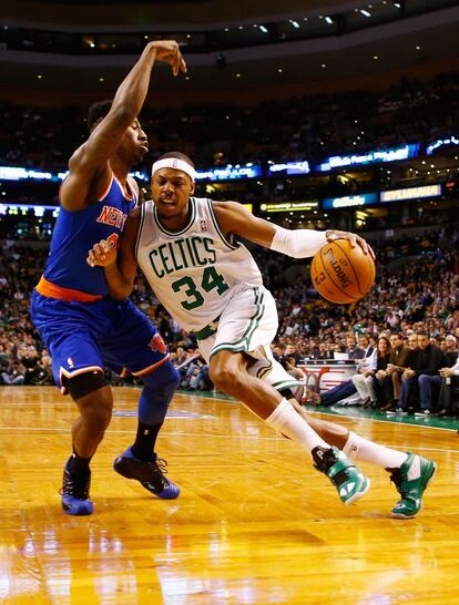 Paul Pierce de los Celtics trata de escaparse de Iman Shumpert de los Knicks.