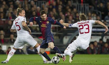 Messi intenta marcharse de Mexès y Ambrosini.