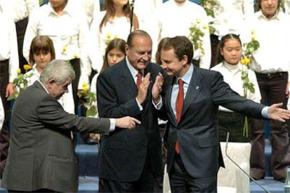 El presidente francés, Jacques Chirac, entre el jefe del Ejecutivo, José Luis Rodríguez Zapatero, y el presidente catalán, Pasqual Maragall.