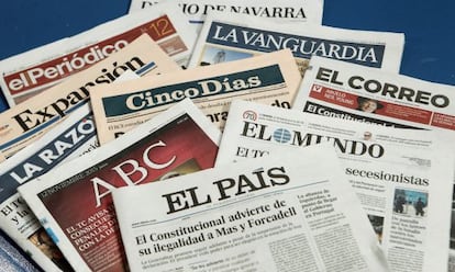 Ejemplares de diarios espa&ntilde;oles en sus ediciones de este jueves.