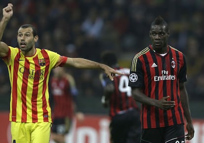 Mascherano reclama una tarjeta para Mario Balotelli.