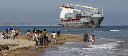 El carguero &#039;Celia&#039;, encallado en la playa de El Saler.