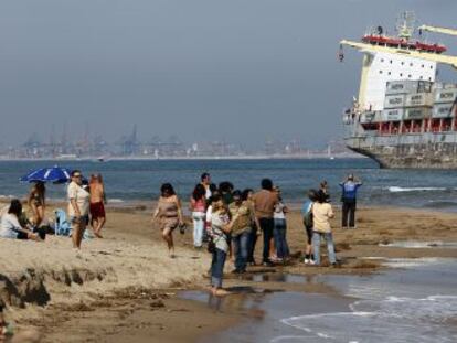 El carguero 'Celia', encallado en la playa de El Saler.
