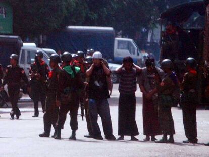 Soldados birmanos bloquean las calles de Yangon, para impedir las manifestaciones.