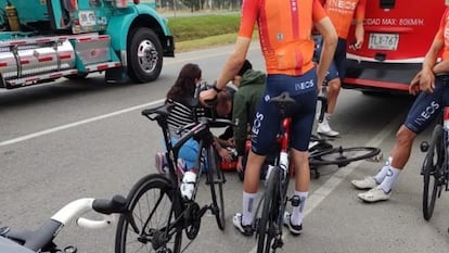 Egan Bernal en el suelo tras su accidente con un autobús.