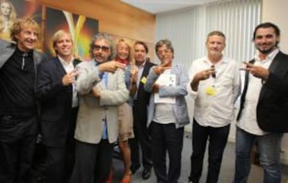 (De i a d) Representantes del sector de la peluquería como Josep Pons; el director general de la división Profesional de The Colomer Group, Charles Water; y los peluqueros Lluis Llongueras, Carolina Pagès, Lluis Romero, Raffel Pagès, Daniel Gasco y Jordi Novell, se han reunido hoy en un acto en el que han expresado su rechazo a la subida del IVA para este sector del 8 al 21 %.