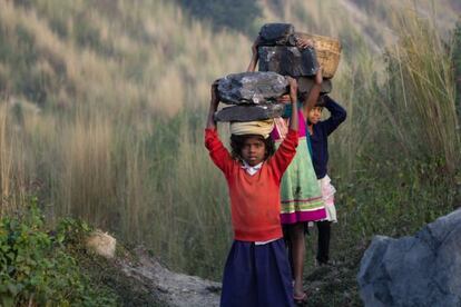 En India, los niños trabajan en las minas de carbón pese a estar prohibido.