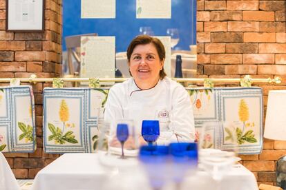 La cocinera y exdiputada soriana, María Luisa Banzo cierra su negocio, La Cocina de María Luisa, un emblemático restaurante madrileño, convertido desde hace 18 años en un referente de las setas en Madrid. Su recetario siempre ha sido tradicional y sencillo, ya que su única finalidad siempre ha sido sacar partido a la materia prima y ensalzar el sabor y las texturas. En su mesa siempre ha sido habitual la clase empresarial y ejecutiva de la capital. La pandemia ha traído a la empresaria serias desavenencias con los propietarios del local, que han desembocado, según asegura en una nota de prensa Banzo, en severos problemas económicos, que han obligado al cierre. El domingo 3 de julio será el último día para pedir sus codornices, el jabalí o la trucha de La Fuentona escabechados, el rape langostado o las setas apenas tratadas como solo ella las prepara en la capital. Además será el último momento para disfrutar de la reina de su cocina: la manita de cerdo rellena de trufa.