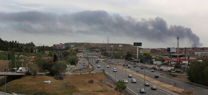 Se han evacuado también cinco centros educativos: la escuela infantil Pinceladas, dos colegios (Antonio Machado y García Lorca) y los institutos José Saramago y el IES La Poveda. En la foto, la columna de humo se eleva sobre la ciudad de Arganda del Rey.