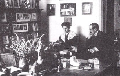 María Lejárraga y su marido en su casa de Madrid.