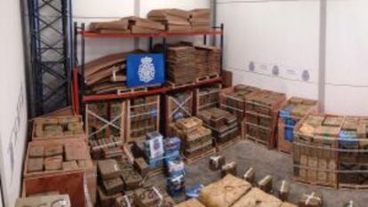 Police officers guard the haul of 52 tons of hashish seized in a single raid in C&oacute;rdoba last week.