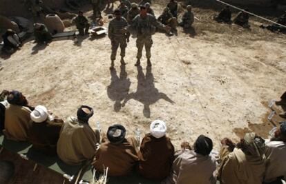 Un mando del ejército estadounidense se dirige, a través de un intérprete, a los líderes tribales durante una reunión de la <i>shura</i>, en Badula Qulp, en la provincia de Helmand.