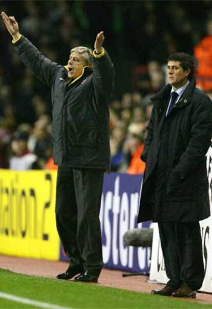 Wenger, técnico del Arsenal, gesticula junto a López Caro.