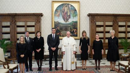 Fotografía de familia con el papa Francisco.
