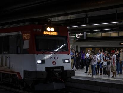 Un tren de Rodalies Renfe en la estación de Sants, en una imagen del pasado mes de octubre.