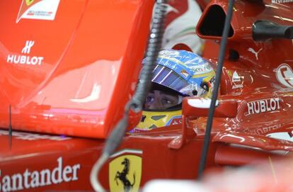 Fernando Alonso observa el monitor de tiempos