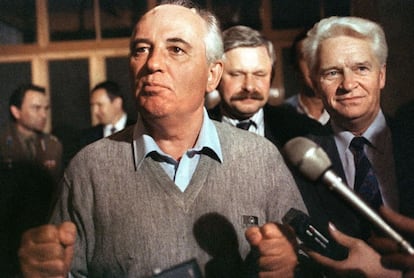 Una imagen del 21 de agosto de 1991 muestra al líder soviético Mijaíl Gorbachov durante su primera comparecencia pública tras el intento de golpe. A sus espaldas se encuentra el vicepresidente ruso, Alexander Rutskoi.