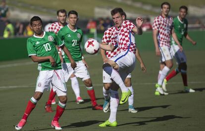  Barisic (d) de Croacia disputa el bal&oacute;n con El&iacute;as Hern&aacute;ndez (i) 