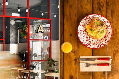 Ir de brunch (a cualquier hora) en Lavapiés. Adorado Bar acaba de llegar a Madrid desde Buenos Aires. Y se ha instalado en Mesón de Paredes, entre Tirso de Molina y la plaza de Cascorro. Su cocina abre de 9 a 21 h y sirve huevos benedictinos y french toasts durante todo el día. El brunch completo cuesta 14 € (5 € más acompañado de spritz) y también hay especialidades argentinas como milanesa o papa rosti con provoleta. Está muy cerca del Teatro Kamikaze, donde estos días puede verse la adaptación de Sílvia Munt de El precio de Arthur Miller, con Gonzalo de Castro, Tristán Ulloa, Elisabet Gelabert y Eduardo Blanco.