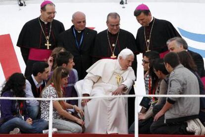El papa Benedicto XVI rodeado de jóvenes en la cubierta de un barco, ayer durante su visita a Malta.