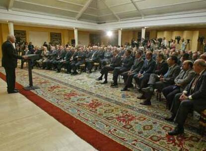 El ministro Moratinos interviene en la IV Conferencia de Embajadores de España, celebrada en el palacio de la Moncloa en septiembre de 2004.