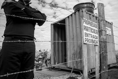 Casilla de seguridad instalada por el patrón que ocupa las tierras ancestrales pertenecientes a la comunidad Apy Ka'y. Tras ser desalojados en tres ocasiones, un grupo de 20 indígenas acampa frente a sus tierras tradicionales, entre la ruta y el alambrado, en Dourados (Mato Grosso do Sul, Brasil).