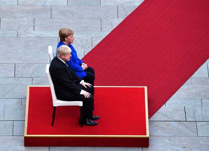 Sentada junto al primer ministro británico, Boris Johnson, en Berlín en agosto de 2019, después de que fracasaran las negociaciones para una salida pactada de Reino Unido de la UE.