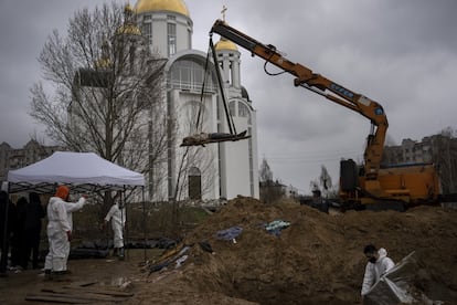 Una grúa eleva el cadáver de un hombre enterrado en una fosa común para ser identificado en una morgue, en Bucha, a las afueras de Kiev. Ucrania parece partida en dos. En el oeste ya no hay combates, aunque la situación está lejos de la normalidad y todavía esta mañana resonaban las alertas por los posibles bombardeos en ciudades como Lviv (oeste) o en la capital. Mientras, en el este, donde el Kremlin ha dirigido sus esfuerzos, la guerra aumenta su intensidad.