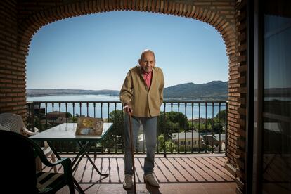 Juan Muñoz Martín, escritor de cuentos infantiles, en su casa de Manzanares el Real.