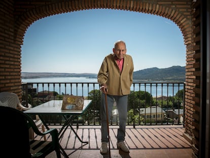 Juan Muñoz Martín, escritor de cuentos infantiles, en su casa de Manzanares el Real.