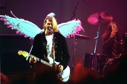 "Lo importante de Nirvana no fue tanto su éxito como su declaración de guerra a lo que llamaban 'música corporativa'. Contraponían valores como honestidad al puro negocio. Pretendían que el rock fuera tomado por grupos de inadaptados con guitarras y durante un tiempo pareció que lo habían logrado. Tenían especial fobia al rock de estadio, personificado en ese momento por Guns N'Roses, cuyo líder Axl Rose, era objeto de sus chanzas", Iñigo López Palacios, crítico musical. En la imagen, Cobain durante su actuación 'Live and Loud' para MTV (1993).