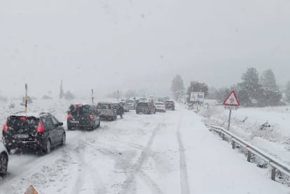 Carretera bloqueada en Vilafranca (Castellón), este domingo.