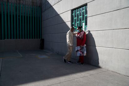 Un preso habla con un familiar durante un evento por el lanzamiento del libro “Knockout, no tires la toalla”.