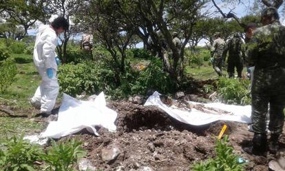 Soldados resguardan la zona donde fueron localizados los restos de 14 personas, en Zacatecas (M&eacute;xico).