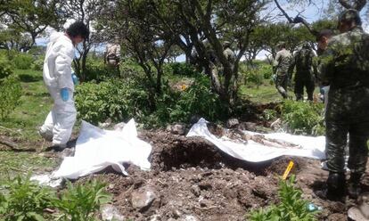 Soldados resguardan la zona donde fueron localizados los restos de 14 personas, en Zacatecas (México).