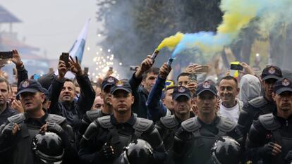 Torcedores do Kosovo celebram antes da partida.