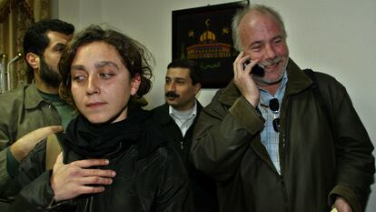 Ramon Lobo y la fotógrafa Carmen Secanella, en 2005, tras permanecer retenidos durante dos horas en el campo de refugiados de Jan Yunis, en Gaza.