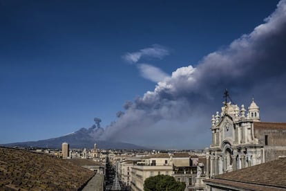 La densa nube de humo que sale de uno de los cráteres del volcán está provocando problemas en el tráfico aéreo del aeropuerto de Catania.