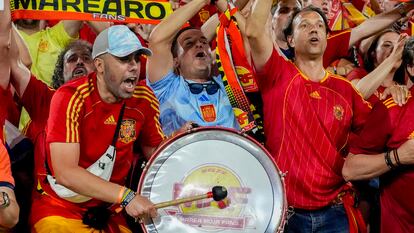 Aficionados de España animan al equipo durante el encuentro contra Albania, el 24 de junio.