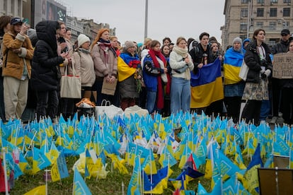 Homenaje a los muerte durante la guerra cerca de la plaza Maidán de Kiev, este sábado.