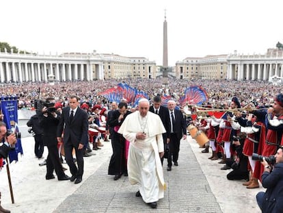 Papa Francisco na chegada à Praça de São Pedro, no Vaticano, para presidir a audiência geral semanal na quarta-feira.