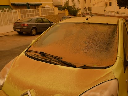 Un vehículo cubierto de polvo en Aguadulce, Roquetas de Mar (Almería), este martes.