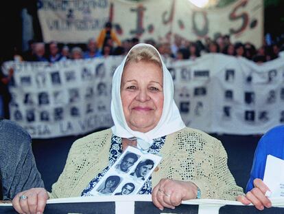 Esperanza Pérez Labrador, en una manifestación con las Madres de la Plaza de Mayo.