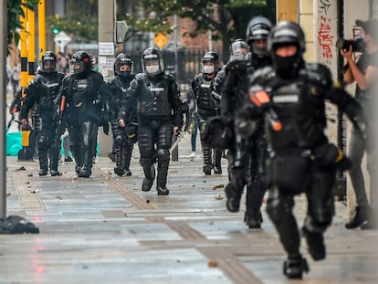 Policías antidisturbios, durante las protestas en Bogotá.