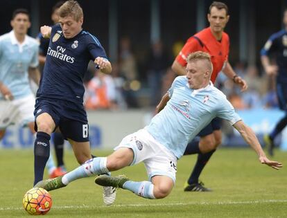 Toni Kroos conduce el bal&oacute;n ante el acoso de Wass, el s&aacute;bado pasado en Bala&iacute;dos.