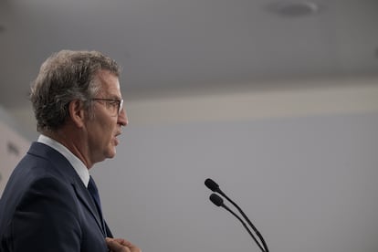 El líder del PP, Alberto Núñez Feijóo, ofrece una ponencia durante la segunda jornada del Foro La Toja, este viernes, en la Illa de Toxa, (Pontevedra).