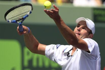 Roddick se dispone a efectuar un servicio durante el partido contra Berdych.