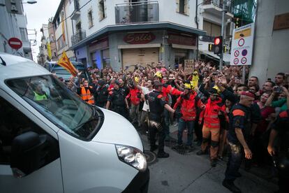 Vecinos y bomberos de Calella abuchean a los guardias civiles que desalojan el Hotel Vila.