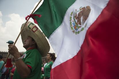 Un aficionado mexicano en el Zócalo de la capital de México.